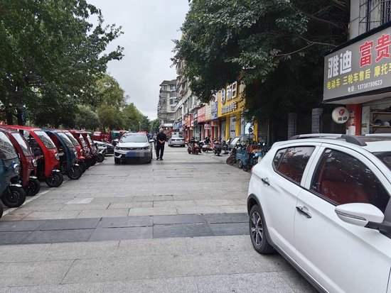内江待售两轮车、三轮车占据公共停车位 附近居民直呼停车难-2.jpg