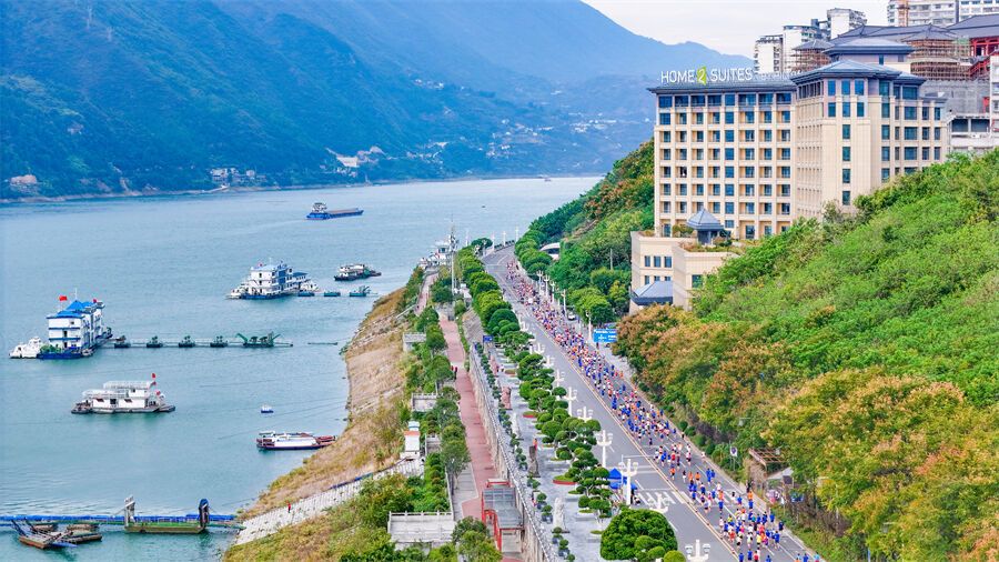 重庆市职工半程马拉松比赛暨成渝地区双城经济圈邀请赛在巫山激情开跑-3.jpg