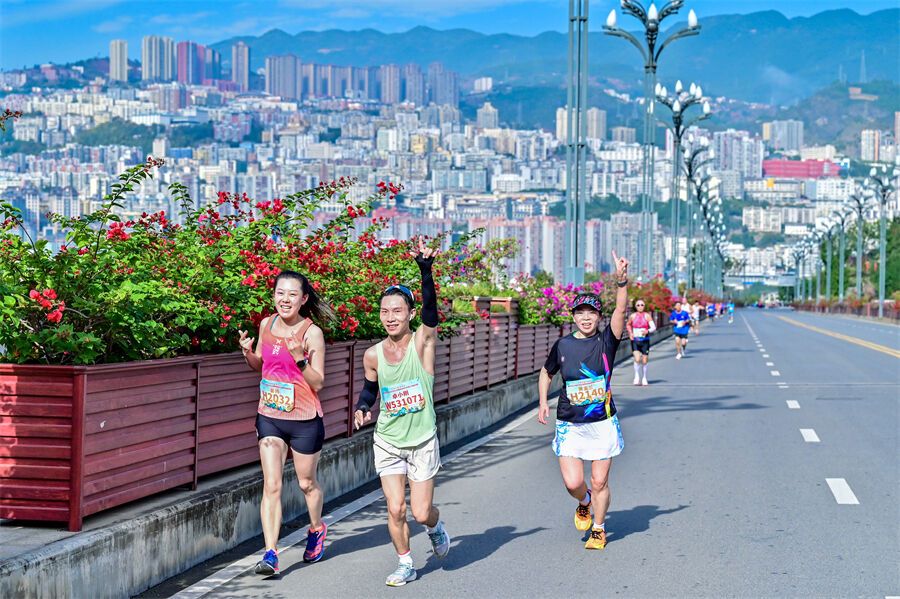 重庆市职工半程马拉松比赛暨成渝地区双城经济圈邀请赛在巫山激情开跑-5.jpg