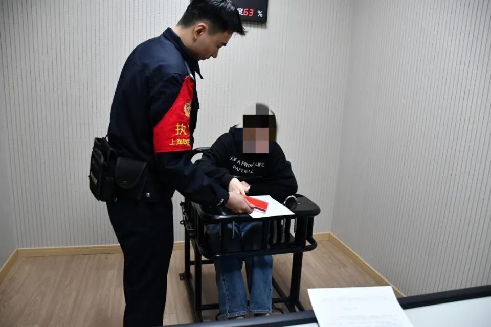 女子乘高铁睡过站后按下这个按钮，警方：行拘7日-2.jpg