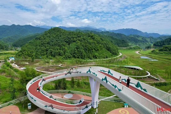 网友反映龙门之巅1号公路厕所脏乱差，官方回应-6.jpg