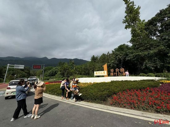 网友反映龙门之巅1号公路厕所脏乱差，官方回应-7.jpg
