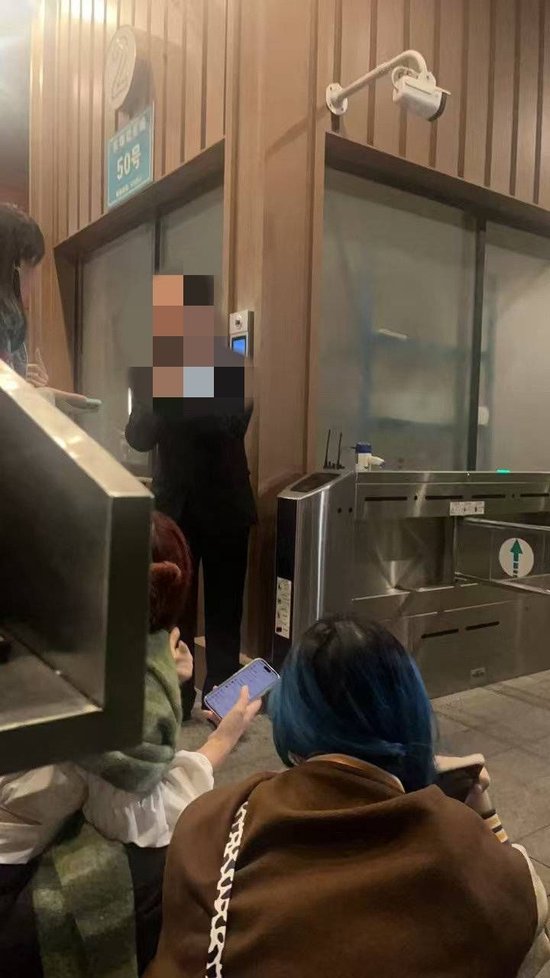 消费者凌晨入住民宿被保安拦在小区外 房东无证经营引纠纷-2.jpg