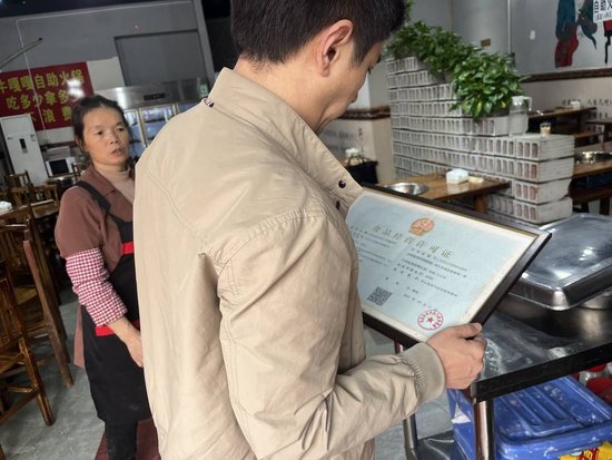 火锅店员工舀潲水油引热议 老板称用来喂鸡 多部门介入调查-4.jpg