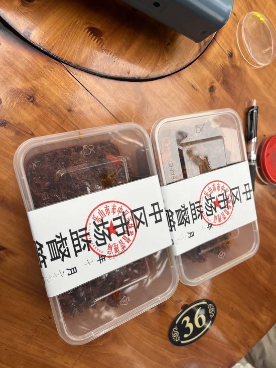 火锅店员工舀潲水油引热议 老板称用来喂鸡 多部门介入调查-7.jpg