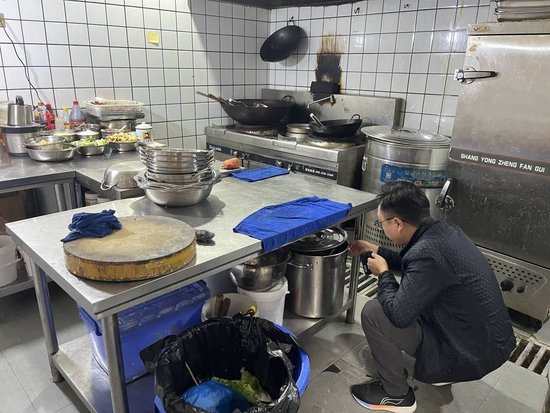 火锅店员工舀潲水油引热议 老板称用来喂鸡 多部门介入调查-5.jpg