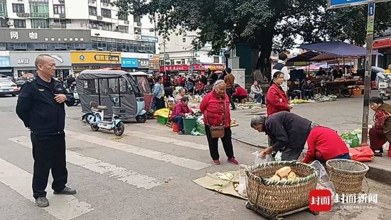 卖菜大爷被摔秤？城管：车行道摆摊劝离未果，秤掉地上没坏-2.jpg