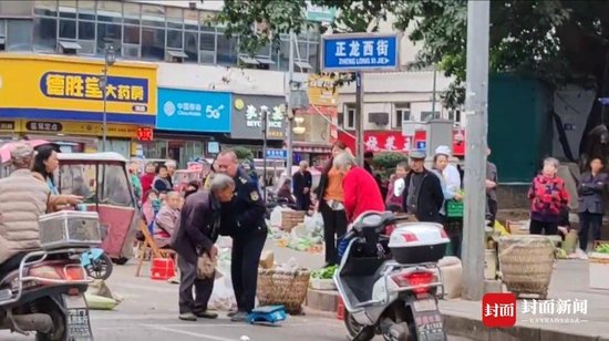 卖菜大爷被摔秤？城管：车行道摆摊劝离未果，秤掉地上没坏-1.jpg
