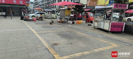 卖菜大爷被摔秤？城管：车行道摆摊劝离未果，秤掉地上没坏-3.jpg