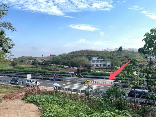 孩子的上学路竟成“冒险路”，大货车从身边呼啸而过-3.jpg