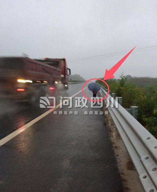 孩子的上学路竟成“冒险路”，大货车从身边呼啸而过-1.jpg
