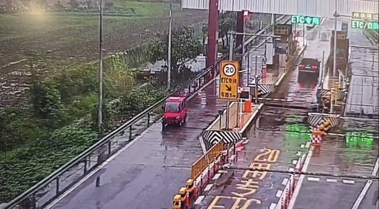 强闯收费站，成都一“老头乐”高速公路逆行被撞2人死亡-1.jpg