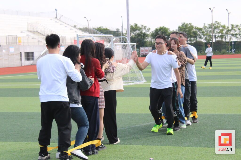 燃动青春 自贡举行青年趣味运动会-2.jpg