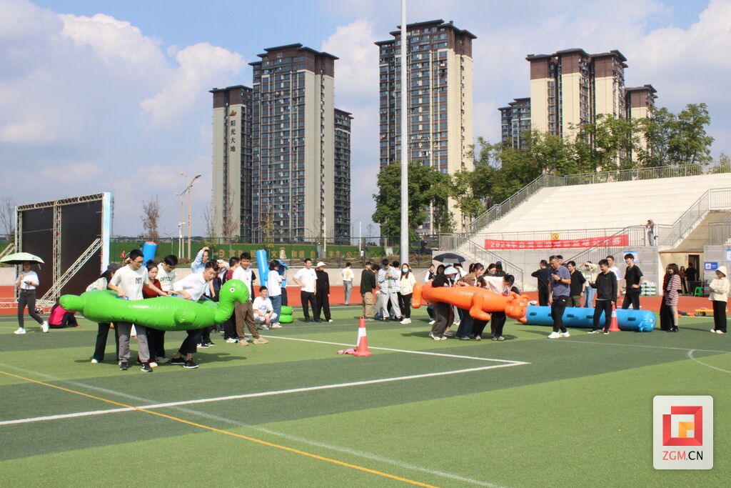 燃动青春 自贡举行青年趣味运动会-1.jpg