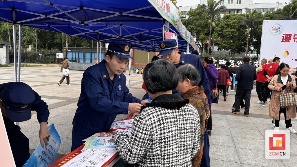 富顺县举行“遵守“十不”规范 争做文明市民”文明实践爱心集市活动-1.jpg