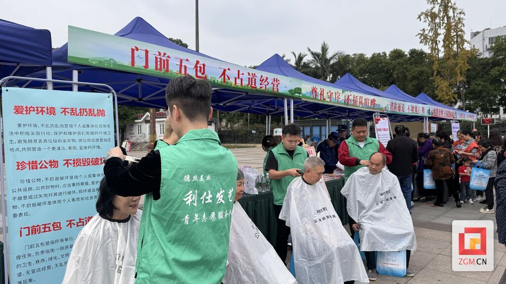 富顺县举行“遵守“十不”规范 争做文明市民”文明实践爱心集市活动-2.jpg
