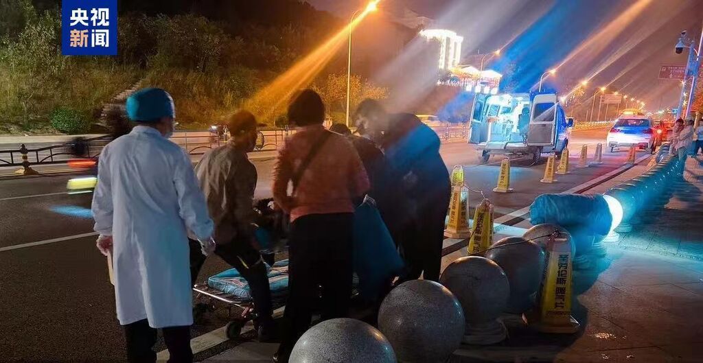 一老人不慎落水 多亏有他飞奔跳入冷湖中……-4.jpg