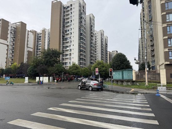 万人小区开行摆渡车被叫停 居民期盼“通行难”得到根治-1.jpg