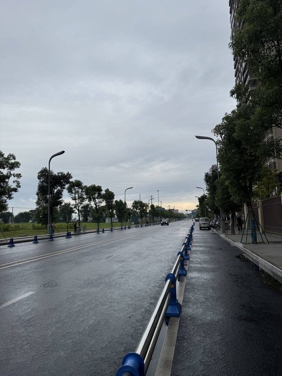 万人小区开行摆渡车被叫停 居民期盼“通行难”得到根治-3.jpg