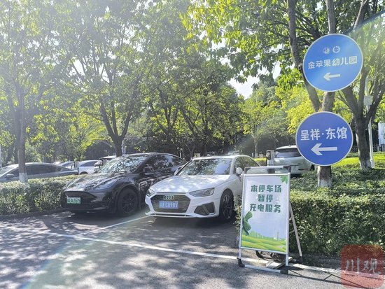 找到充电站却充不了电，成都“僵尸”充电桩无人管？-2.jpg