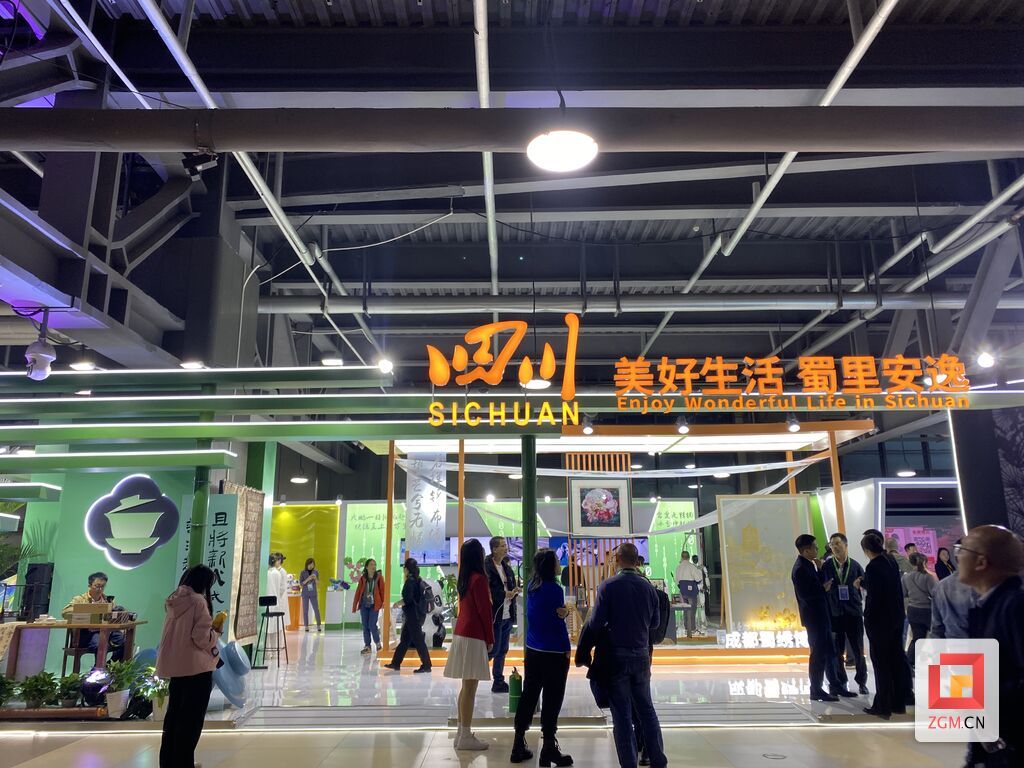 自贡彩灯“潮购nl”C位亮相进博会“四川馆”-2.jpg