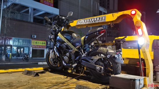 男子无证驾驶无牌赛摩夜间“炸街”，交警：拘3天罚2200元-2.jpg