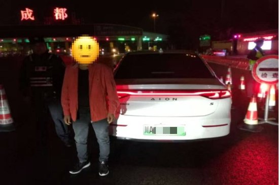 网约车司机饮酒后自认醒酒开始结单 醉酒驾车载客被查-1.jpg
