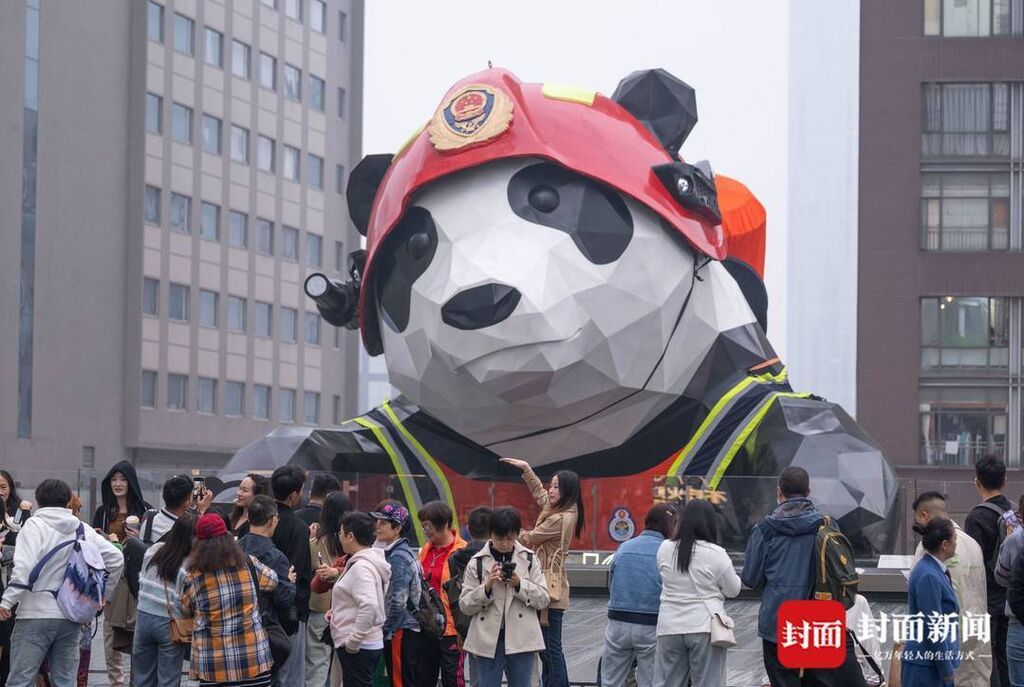 爬墙熊猫消防员仅1天就“脱衣”？原因揭秘：获得设计方许可，但仅限1天时间-1.jpg