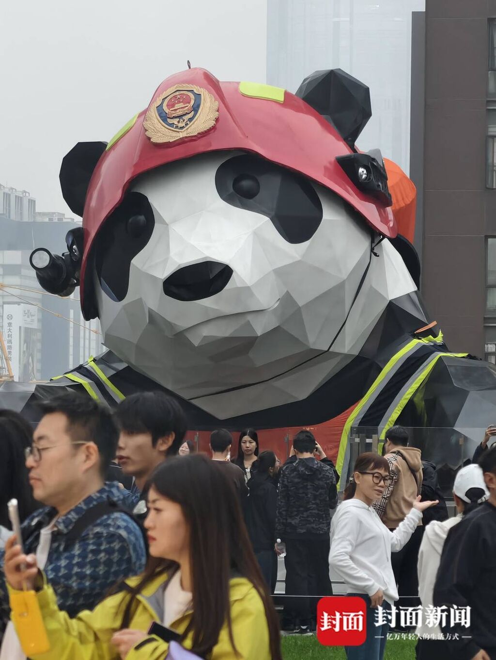 爬墙熊猫消防员仅1天就“脱衣”？原因揭秘：获得设计方许可，但仅限1天时间-4.jpg