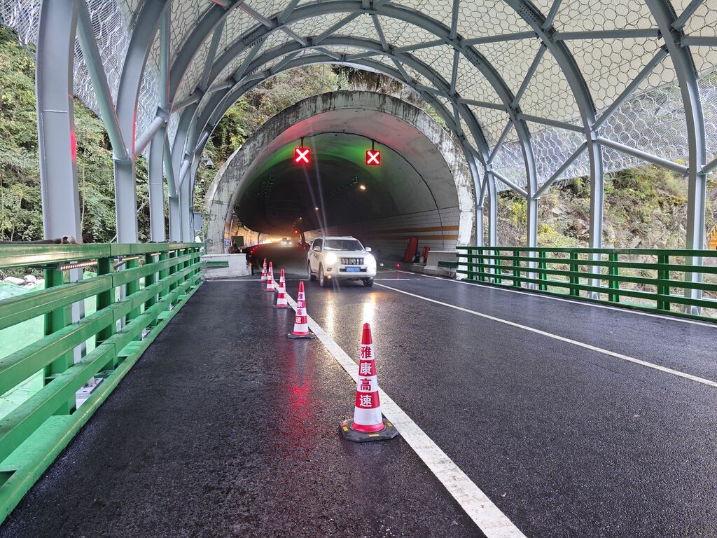 完成永久性重建！雅康高速日地沟大桥恢复双向通车-2.jpg