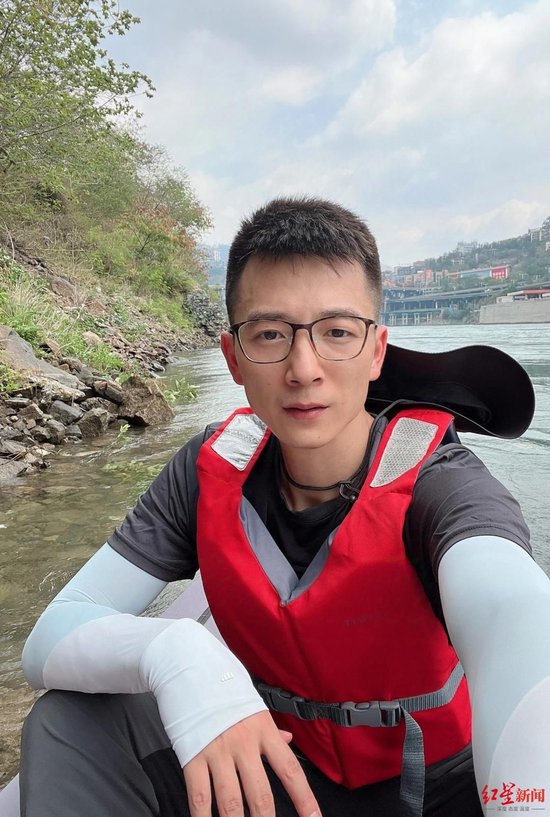 小伙独自划艇漂流长江从攀枝花到上海 曾死里逃生多次看到江豚-2.jpg
