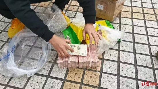 乘客要求运送一箱“水果” 接到警方电话后司机果断开到公安局-2.jpg