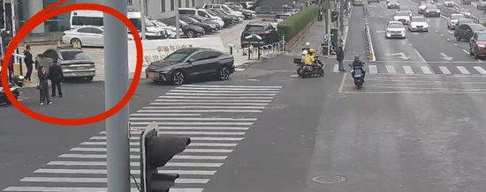 乘客要求运送一箱“水果” 接到警方电话后司机果断开到公安局-1.png