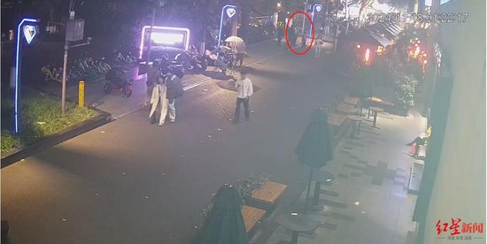 警方辟谣“成都街头一醉酒男欺负卖花母子”-1.jpg