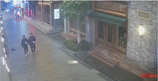 警方辟谣“成都街头一醉酒男欺负卖花母子”-2.jpg