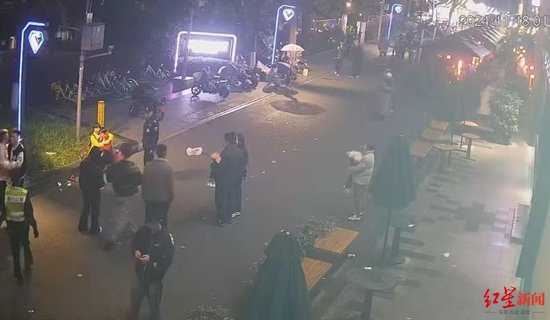 警方辟谣“成都街头一醉酒男欺负卖花母子”-3.jpg