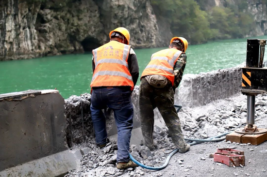 乐山金口河区“水上公路”正在修复 预计明年五月恢复通车-1.png
