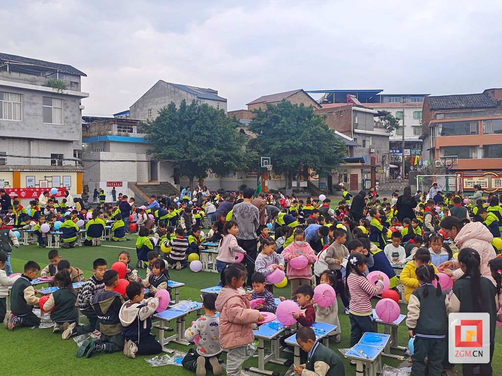 中国彩灯博物馆：“流动博物馆”进校园 为学生们送去“助学大礼包”-1.jpg