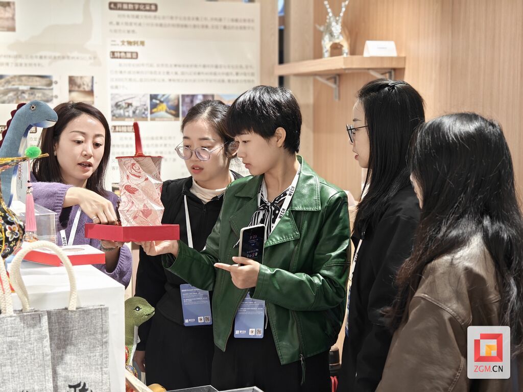 2024文保会在蓉举行 自贡展团携大量文创产品亮相-7.jpg