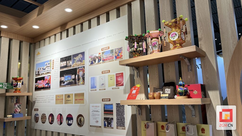 2024文保会在蓉举行 自贡展团携大量文创产品亮相-4.jpg