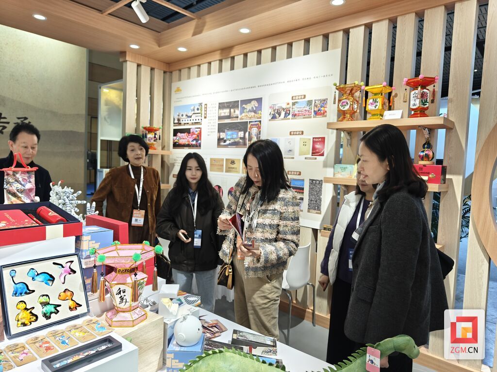 2024文保会在蓉举行 自贡展团携大量文创产品亮相-6.jpg
