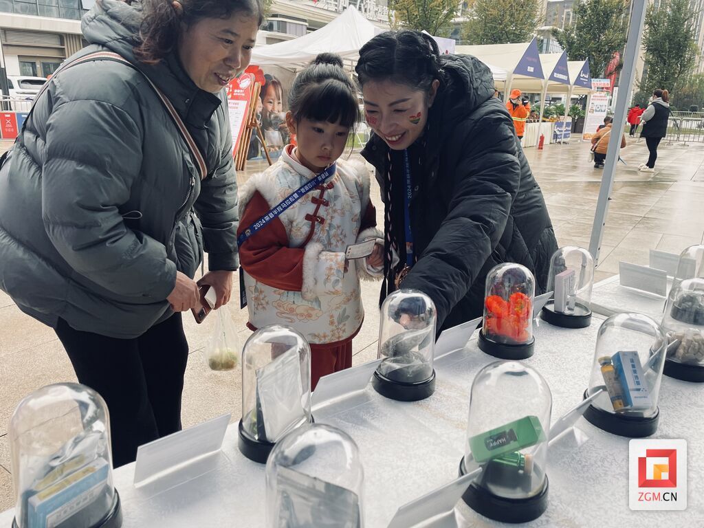 迈开健康步伐 奔向无毒荣州 荣县举行禁毒宣传活动-2.jpg