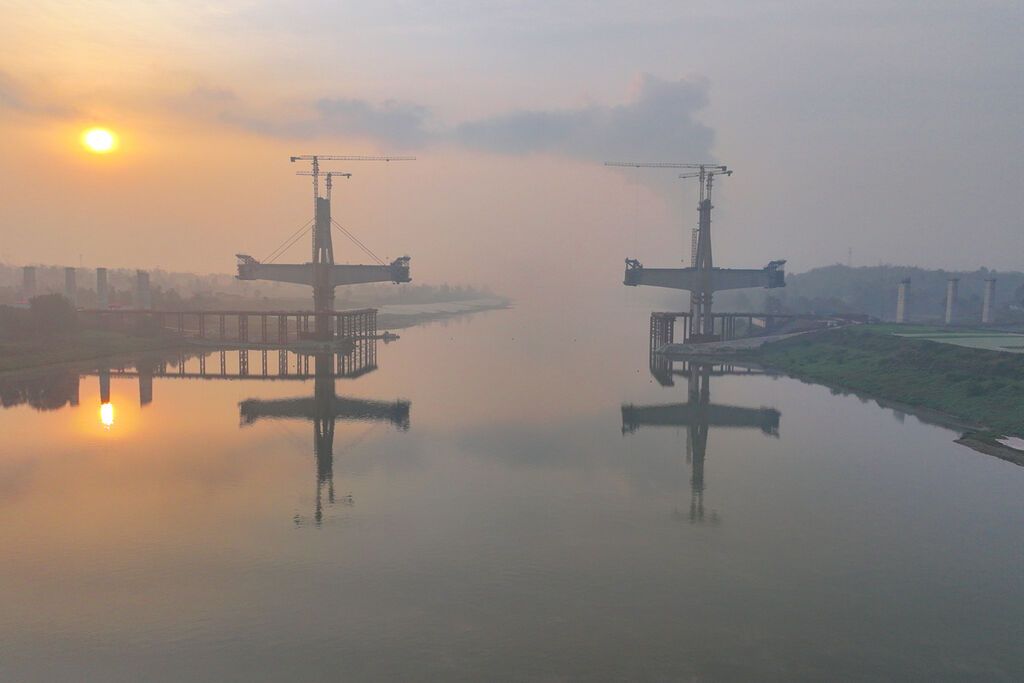 成达万高铁建设进入新阶段！全线重点桥梁开始安装斜拉索-1.jpg
