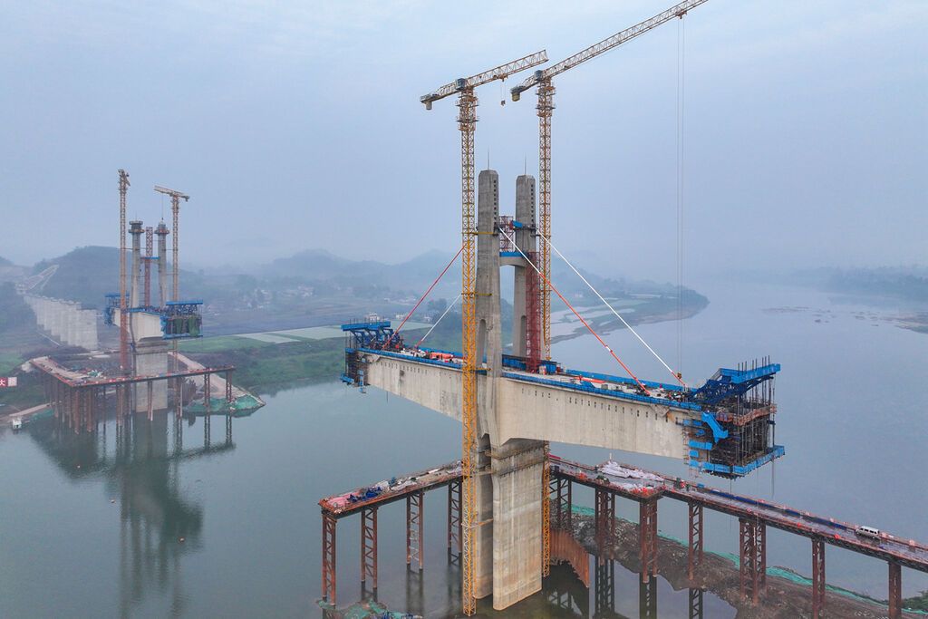 成达万高铁建设进入新阶段！全线重点桥梁开始安装斜拉索-2.jpg