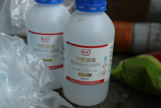 3人用甲醛兑水浸泡牛肚保鲜被抓：涉案200余万元-2.jpg