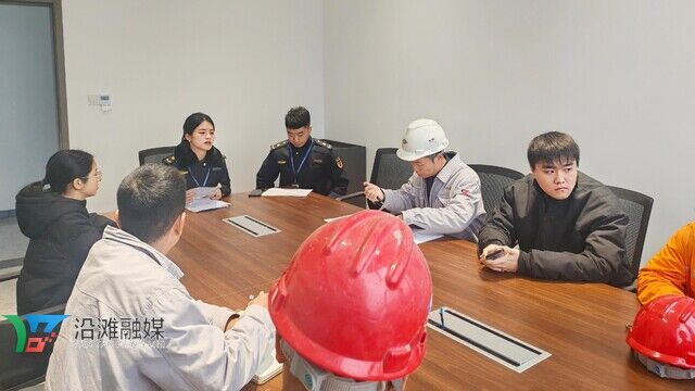 沿滩区：法规宣传进工地 从严治尘护蓝天-2.jpeg