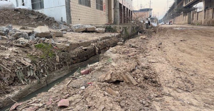 西安4岁男童遭两恶犬袭击重伤，警方启用无人机搜寻现场-1.jpg