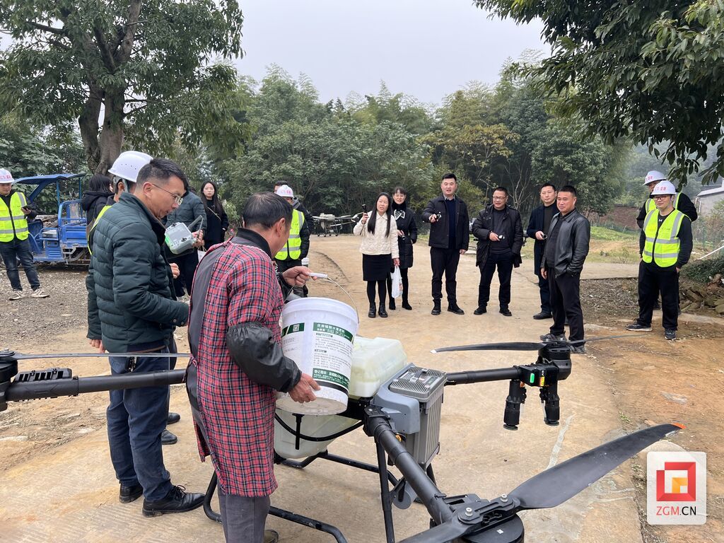 富顺县首支无人机植保飞防专业工作队成立-2.jpg