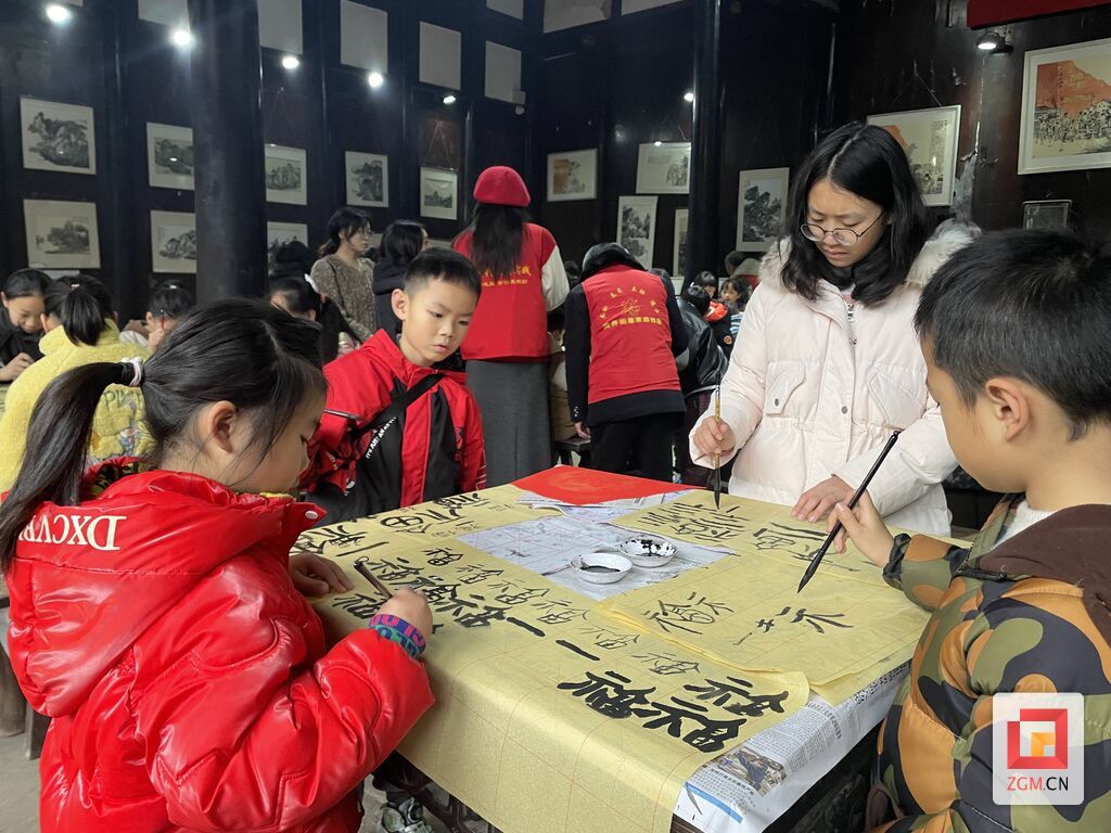 蓆草田社区：开启青少年“墨香福至・妙趣剪纸”民俗文化传承之旅-3.jpg