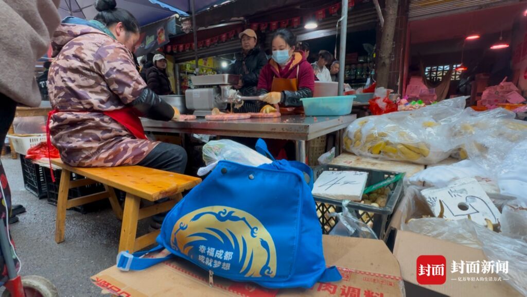 成都“买菜大军”乘地铁到资阳灌香肠 “相因”背后还有什么吸引力？-6.jpg